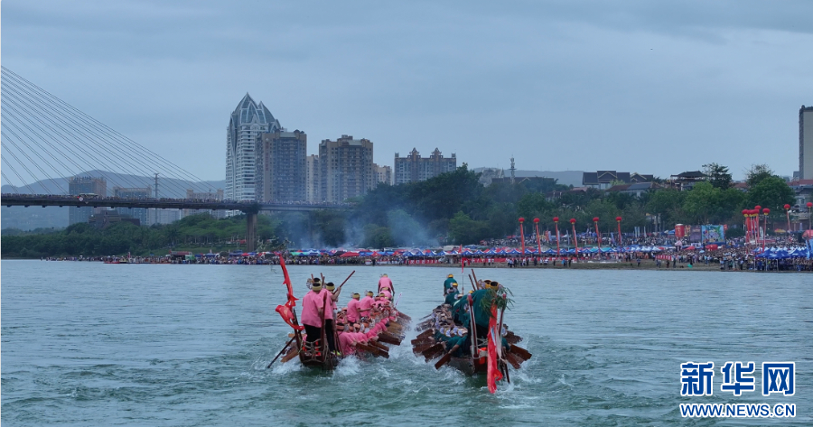 看西双版纳龙舟竞渡欢庆傣历新年_新华网(图5)