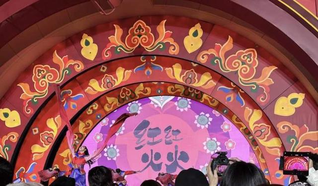 舞龙、舞狮、水袖……首个非遗春节看“环球中国年”如何用国际IP打造过年新场景(图3)