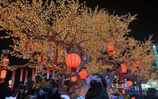 舞龙、舞狮、水袖……首个非遗春节看“环球中国年”如何用国际IP打造过年新场景(图2)