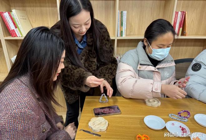 指尖珠翠意韵留心 点贝成锦启幕新年(图2)