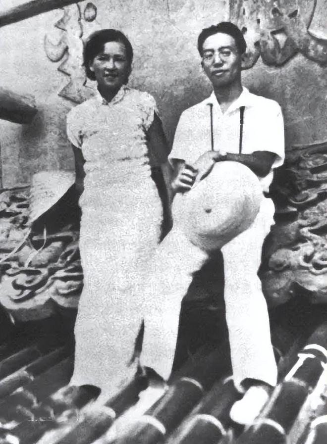 1949年林徽因送女儿参军时的一张留影女儿梁再冰笑容有些青涩(图2)