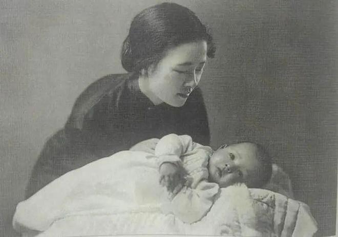 1949年林徽因送女儿参军时的一张留影女儿梁再冰笑容有些青涩(图4)