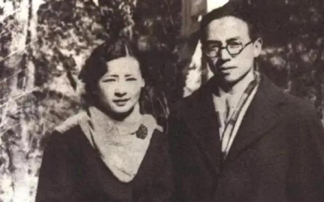 1949年林徽因送女儿参军时的一张留影女儿梁再冰笑容有些青涩(图3)