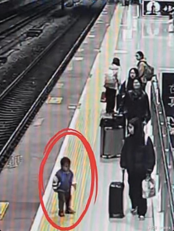 广西柳州火车站：三岁男童趁家人熟睡时跑下停靠的列车险些走失(图2)