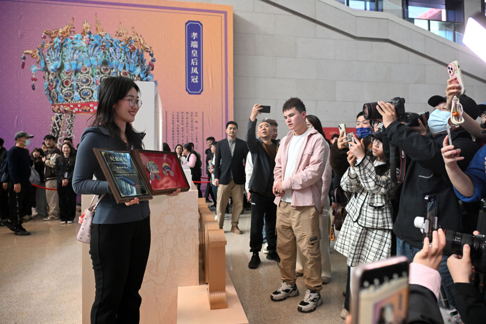 文化中国行｜“小文创”折射文旅“大热度” 国博“网红”凤冠冰箱贴销量破百万件(图2)