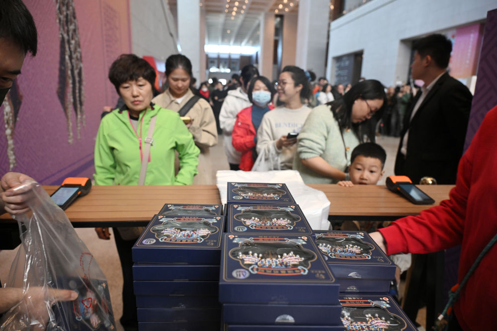 文化中国行｜“小文创”折射文旅“大热度” 国博“网红”凤冠冰箱贴销量破百万件(图3)