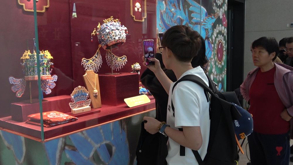 文化中国行｜“小文创”折射文旅“大热度” 国博“网红”凤冠冰箱贴销量破百万件(图6)