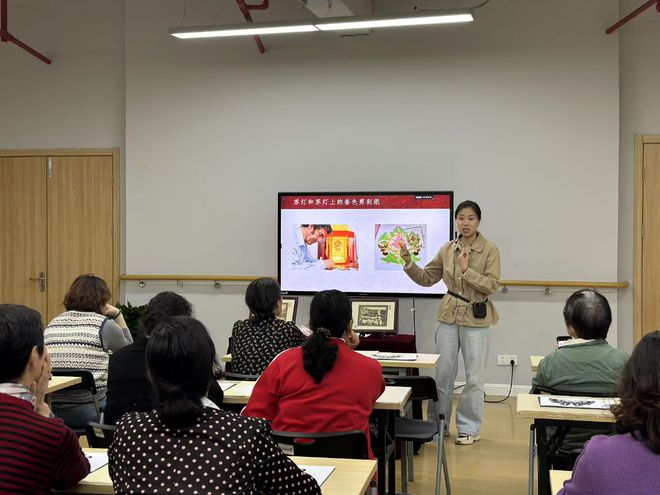 枫情水岸社区：剪纸传非遗 巧手迎春光(图1)