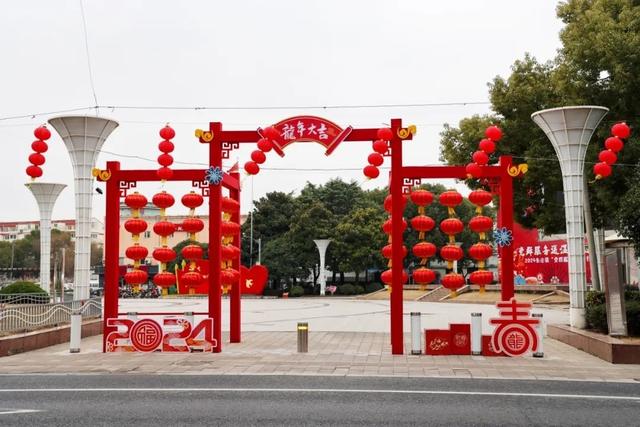 重庆荣昌“盛装”迎春红灯笼与鲜花共绘城市新颜(图1)