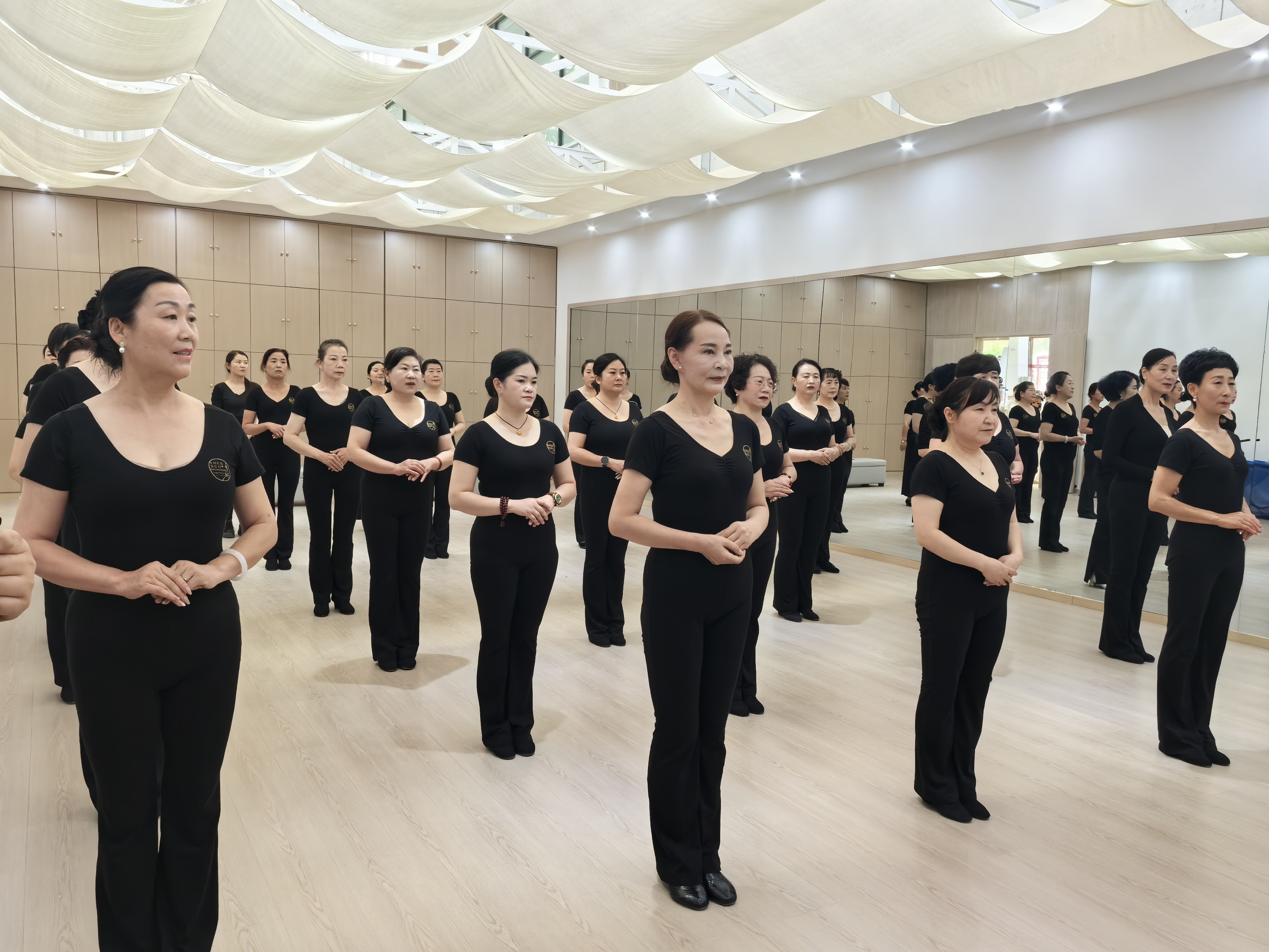 高台县工人文化宫举办“优雅同行 礼韵生辉 ”第二期形体仪态公益训练课(图2)