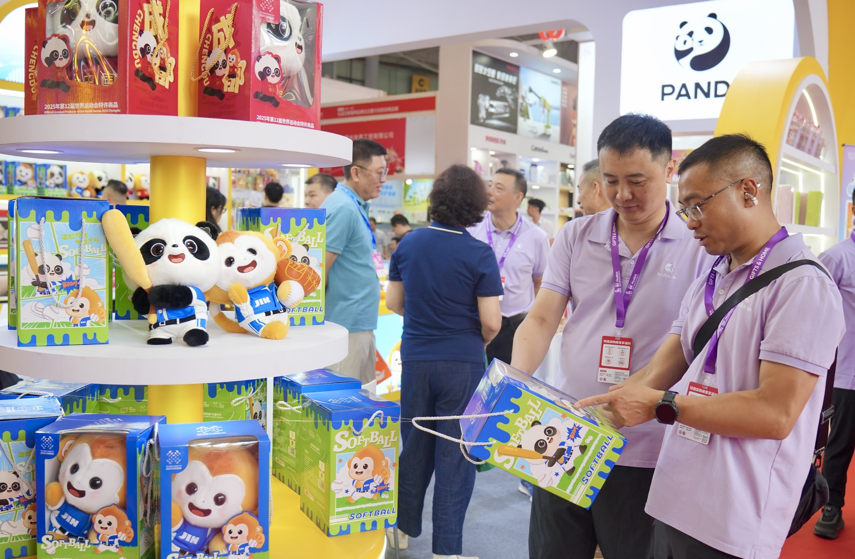 C视频 50000余件创意好礼汇聚蓉城 第十七届中国（成都）礼品家居文创展开幕(图3)