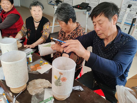 合肥蜀山区将军社区：巧手做花灯 感恩母亲节(图2)