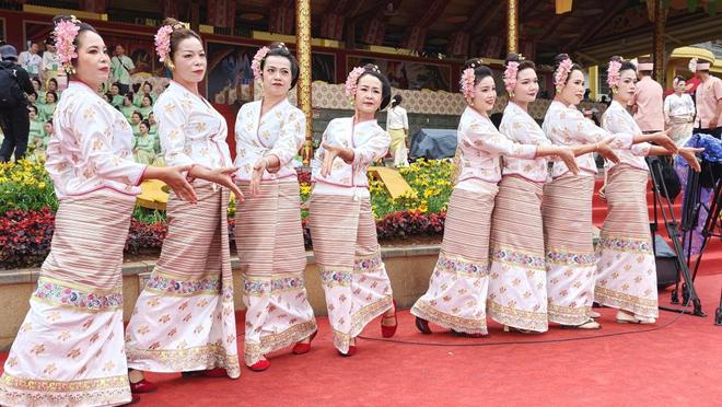 西双版纳傣历新年一开场就惊艳：万人齐放孔明灯极致浪漫(图1)