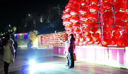 宝鸡：大红灯笼点亮百姓幸福年(图2)