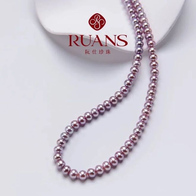 品牌焕新日 告别沉闷感！一件阮仕珍珠让你的秋冬穿搭“显贵”又温柔(图4)