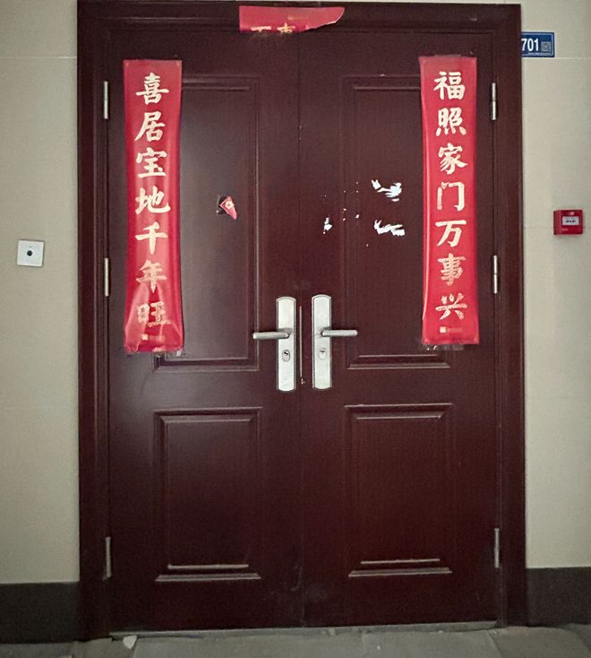 探访“500平米房子装20多台空调19个马桶”现场：物业称装修已停工去年已有人投诉(图2)