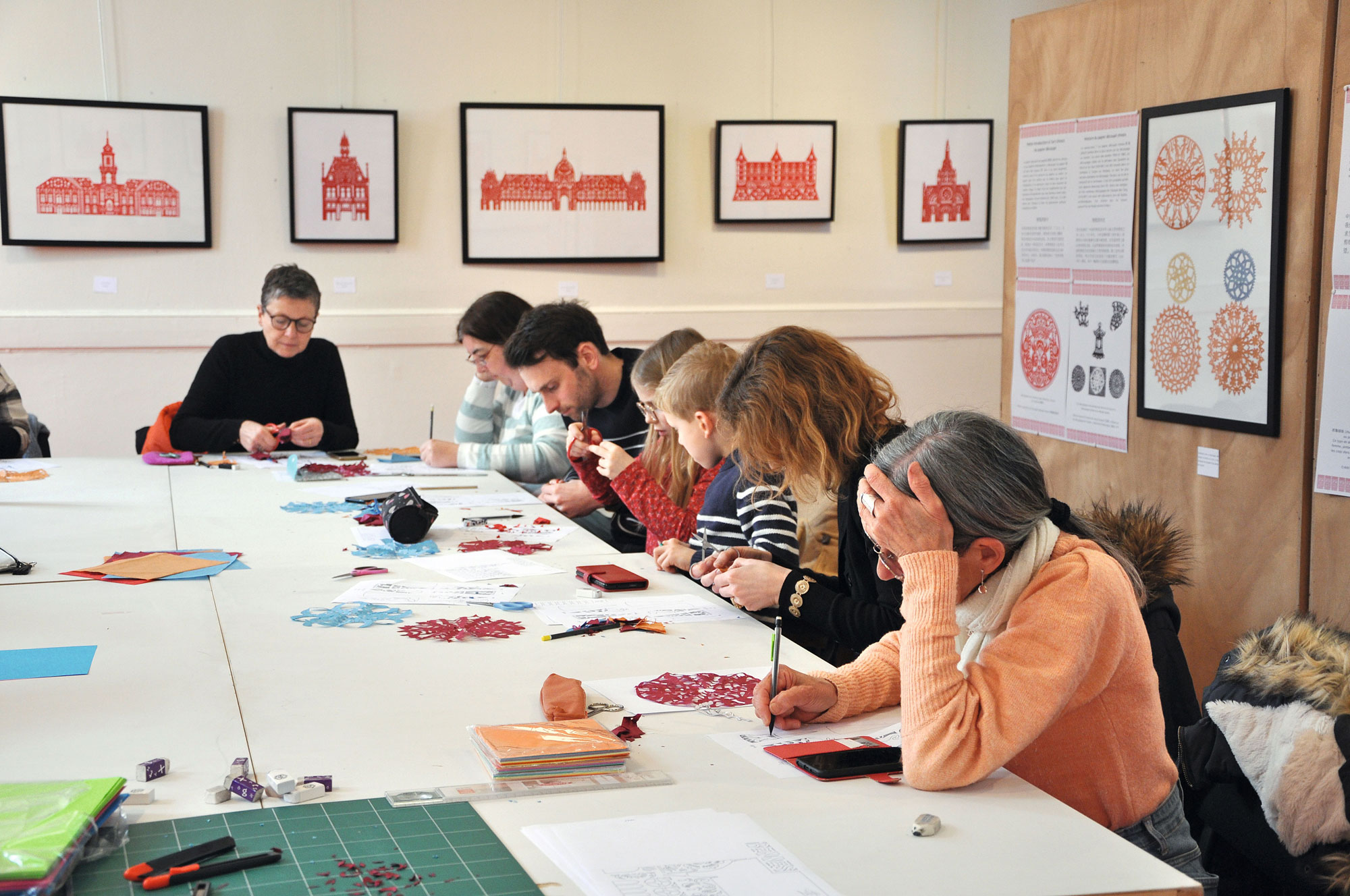 2025年11期｜重塑中国剪纸的海外形象：从儿童手工到震撼世界的艺术(图2)