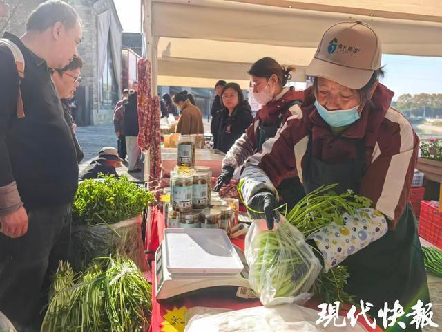 赏枫购鲜两不误！南京54场农产品惠民市集启幕120种地产鲜品直达餐桌(图3)