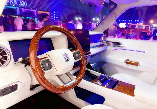 AI眼中的穷奢极侈要么是劳斯莱斯要么是红旗国礼(图4)