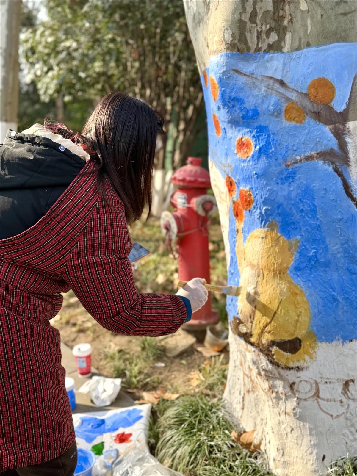 大树披“彩衣” 喜迎新年到(图2)