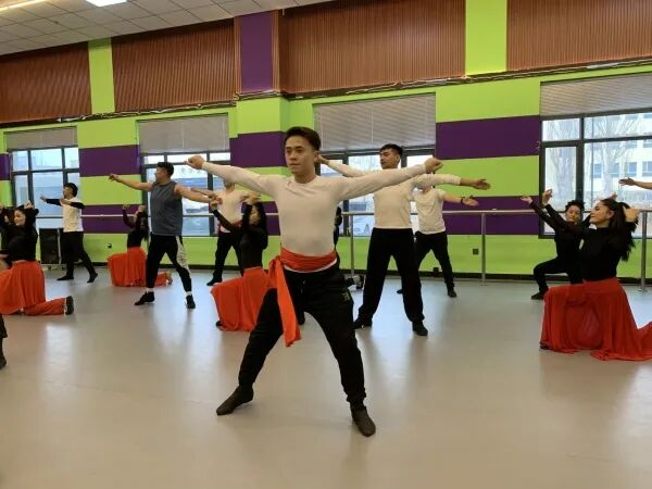 骐骥筑梦迎新春 和田全城欢腾盼跨年(图2)