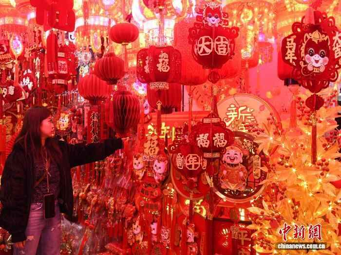 山城重庆年味渐浓 马年新春饰品走俏(图2)