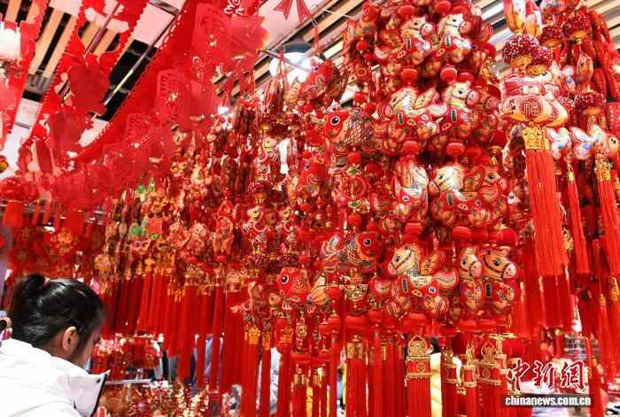 山城重庆年味渐浓 马年新春饰品走俏(图6)