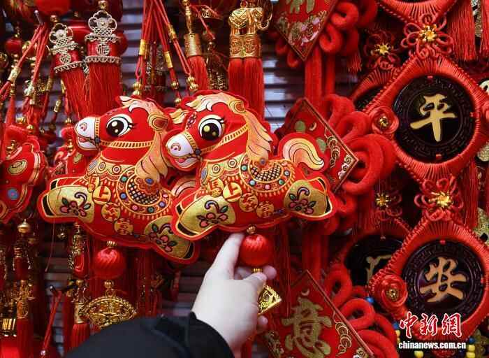 山城重庆年味渐浓 马年新春饰品走俏(图3)