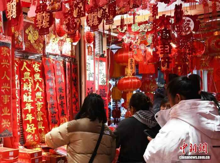 山城重庆年味渐浓 马年新春饰品走俏(图4)