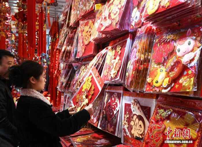 山城重庆年味渐浓 马年新春饰品走俏(图5)