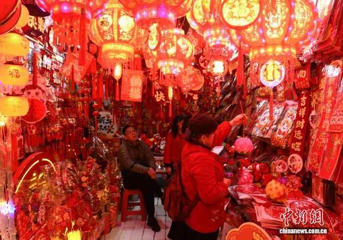 山城重庆年味渐浓 马年新春饰品走俏(图7)