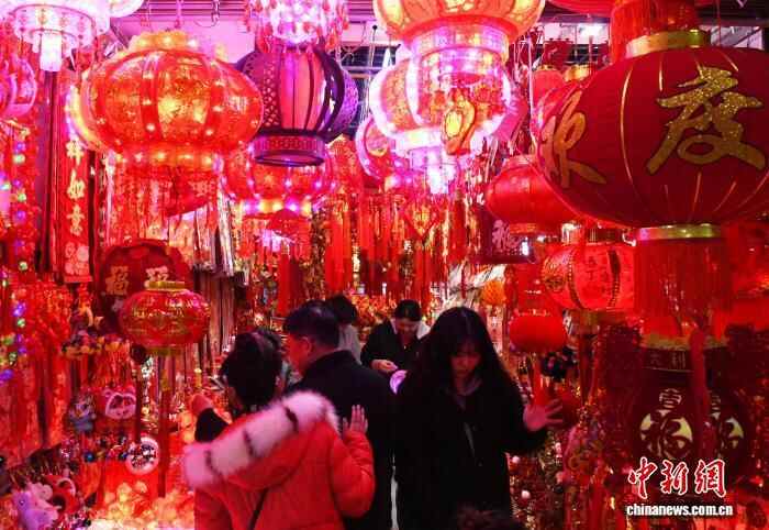 山城重庆年味渐浓 马年新春饰品走俏(图8)