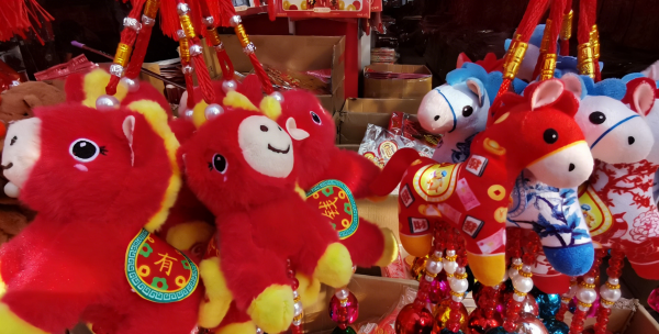 年味渐浓 马年饰品热销(图2)