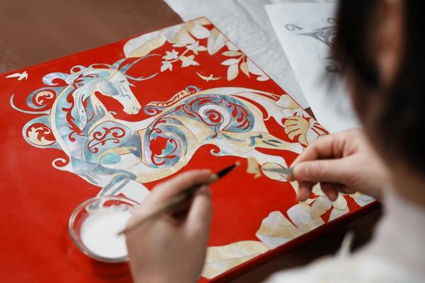 小仙炖携手非遗螺钿艺术家臻献「龙马安康」新年限定礼盒(图4)