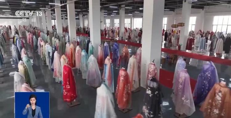 曹县汉服订单排到四月！东方美学“绣”出春节新活力_山东_大众网(图3)