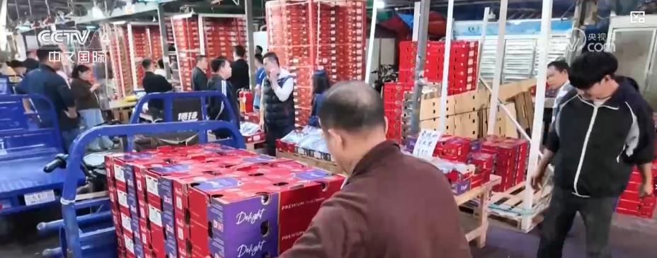 各地迎元旦春节气氛渐浓 传统习俗与丰富供应共绘节日画卷(图3)