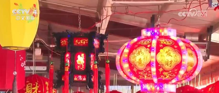 各地迎元旦春节气氛渐浓 传统习俗与丰富供应共绘节日画卷(图2)