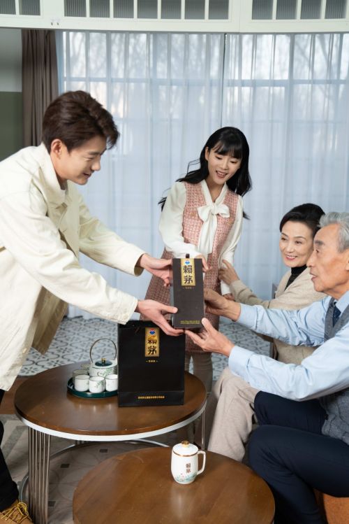 赖茅传承棕：茅台底蕴+温润口感撑起春节礼赠排面(图2)