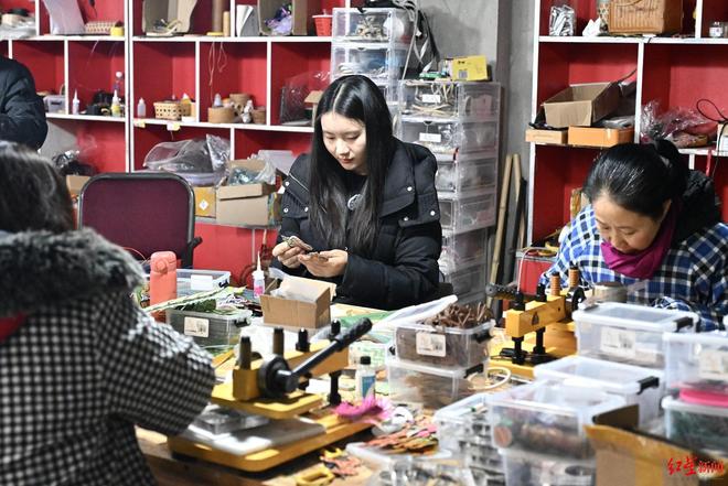 “95后”姑娘非遗手作成年货“香饽饽”竹编马挂件热销断货(图3)