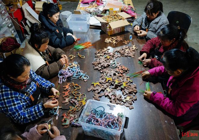 “95后”姑娘非遗手作成年货“香饽饽”竹编马挂件热销断货(图1)