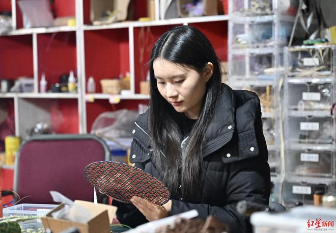 “95后”姑娘非遗手作成年货“香饽饽”竹编马挂件热销断货(图4)