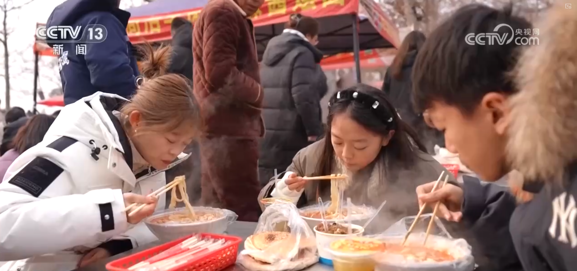 办年货、赏民俗、观花灯新年氛围感已拉满！“年经济”释放强大消费潜力(图2)