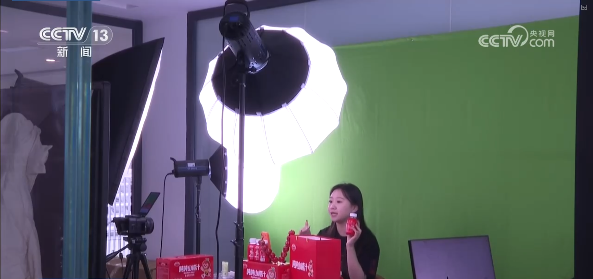 办年货、赏民俗、观花灯新年氛围感已拉满！“年经济”释放强大消费潜力(图8)