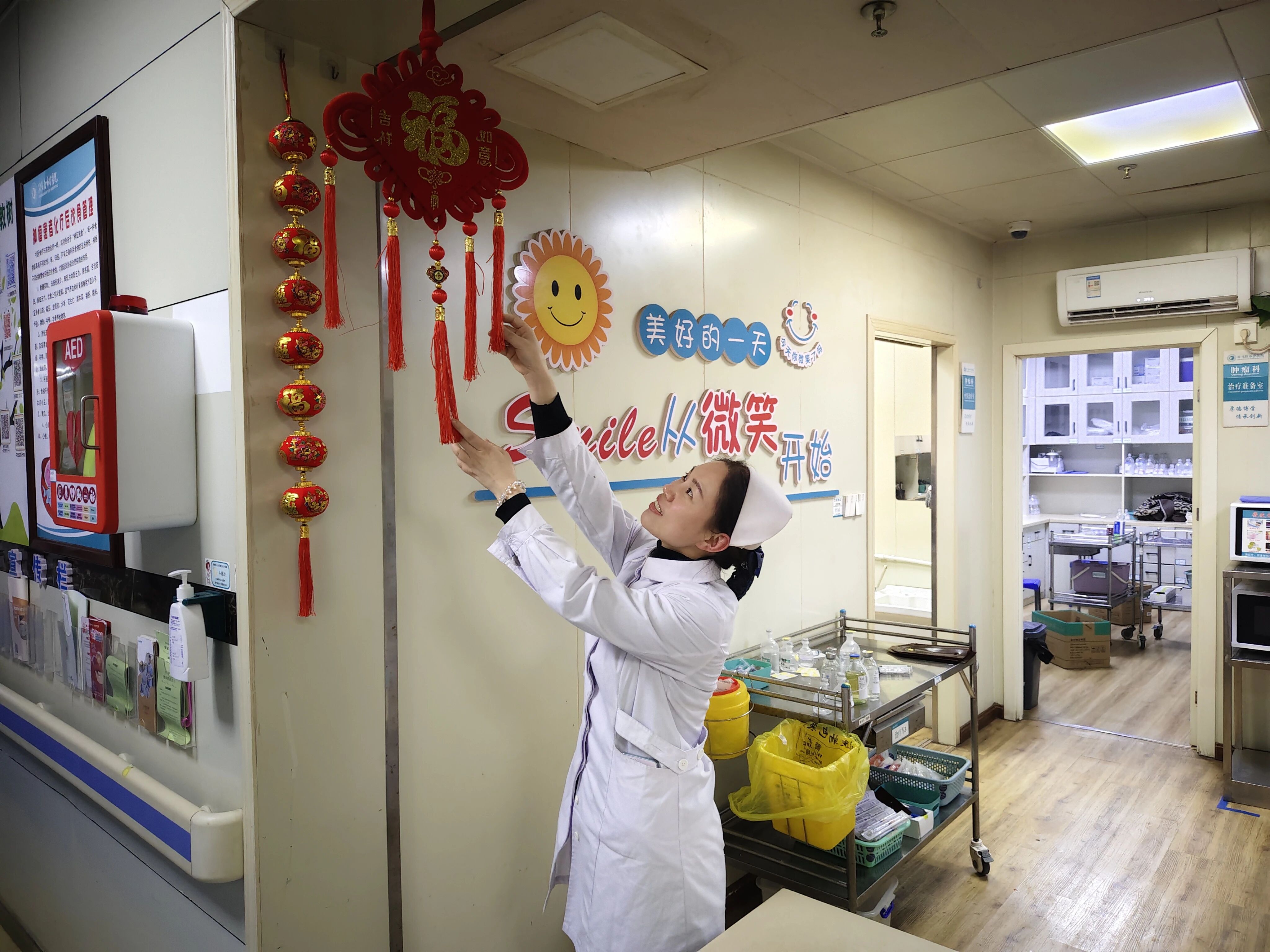 张灯结彩迎新春 医心暖意护安康——驻马店市中医院浓情装扮迎马年(图3)