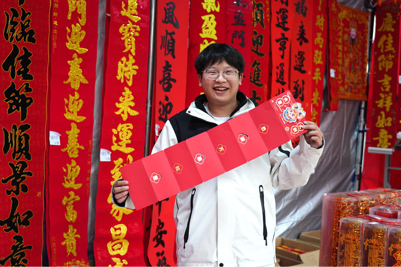 巴马：春节将至 装饰用品走俏年货市场(图2)