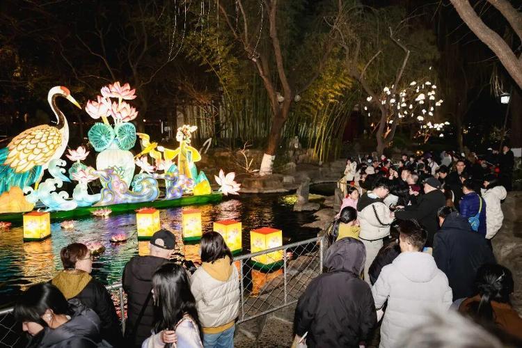 趵突泉景区花灯会完美收官灯泉相融绘就泉城济南新春盛景(图5)