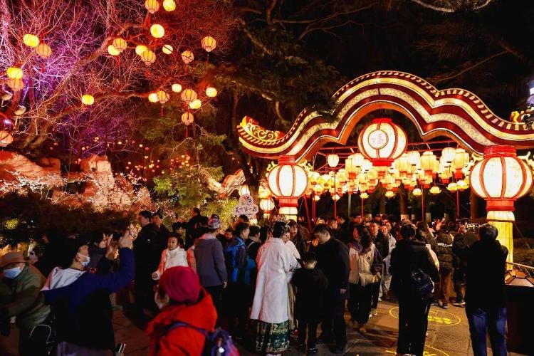 趵突泉景区花灯会完美收官灯泉相融绘就泉城济南新春盛景(图6)