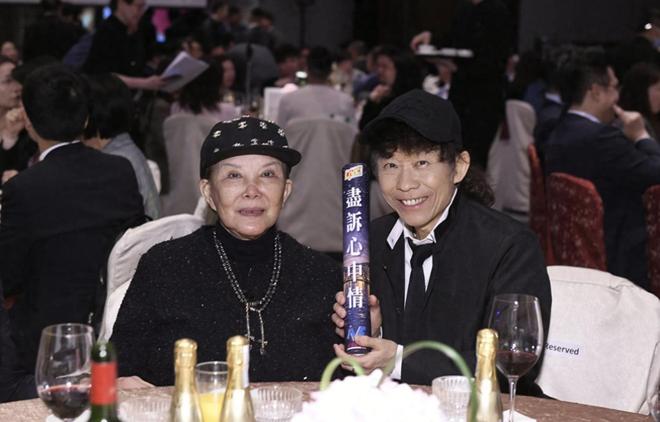 81岁白韵琴罕露脸状态自然一身黑色优雅大方需小15岁丈夫照顾(图1)