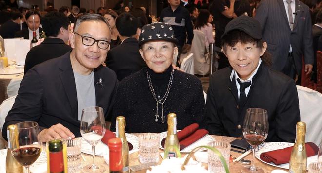 81岁白韵琴罕露脸状态自然一身黑色优雅大方需小15岁丈夫照顾(图2)