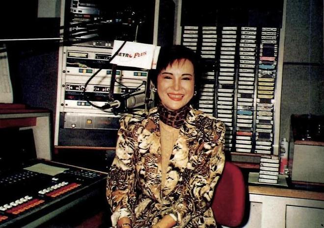 81岁白韵琴罕露脸状态自然一身黑色优雅大方需小15岁丈夫照顾(图3)